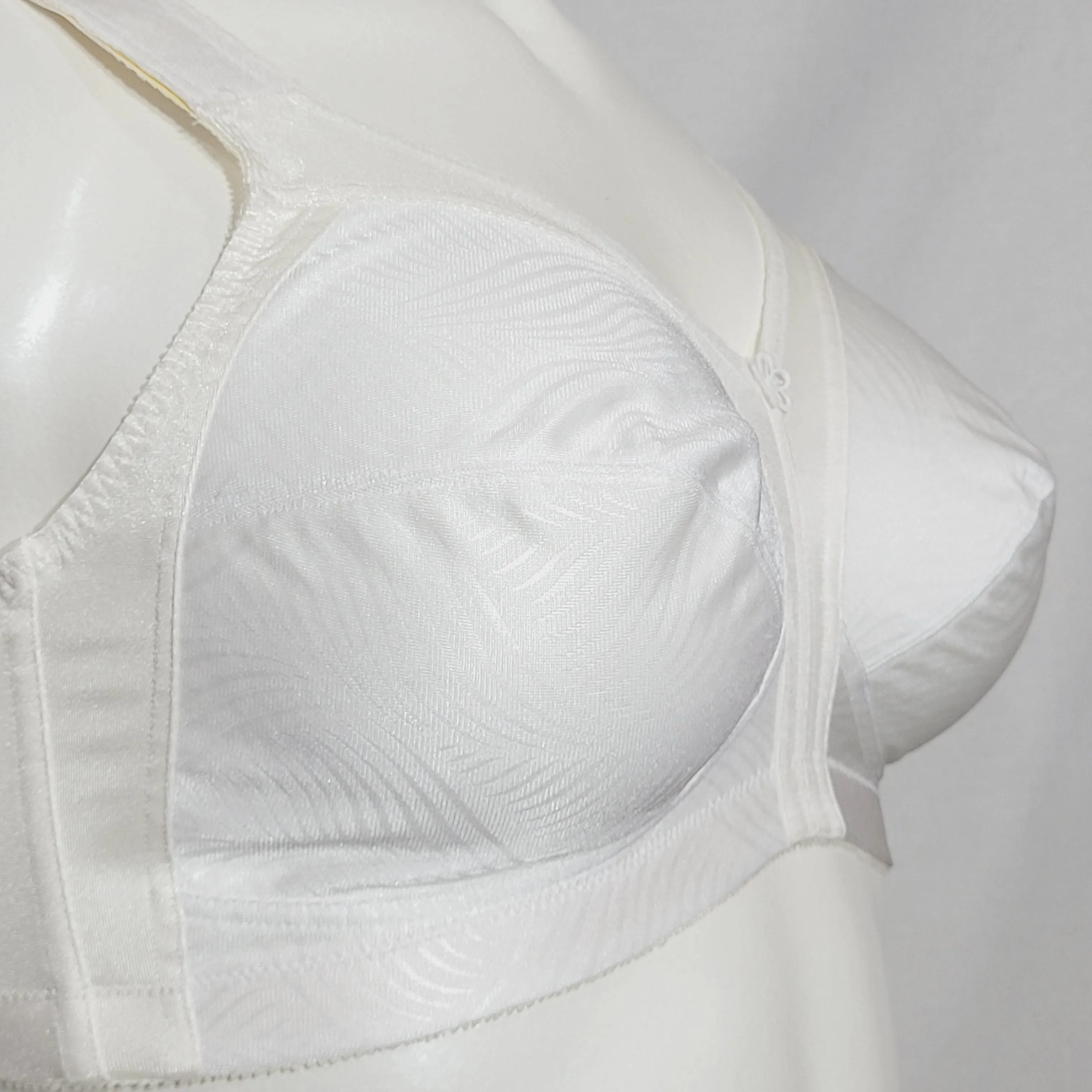 Exquisite Form 2558 Jacquard Satin Divided Cup Wire Free Bra 42B White NWOT