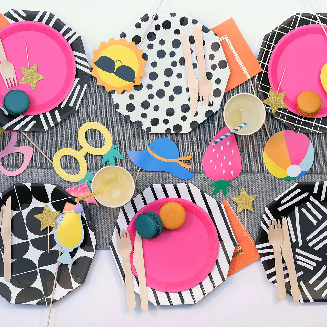 Hot Pink Classic Small Plates (10 per pack)
